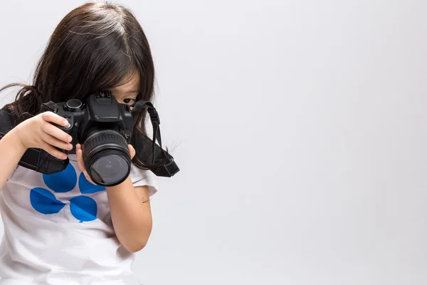 Νεαρή κοπέλα που κρατά την κάμερα / νεαρό κορίτσι εκμετάλλευση φόντο φωτογραφική μηχανή — Φωτογραφία Αρχείου
