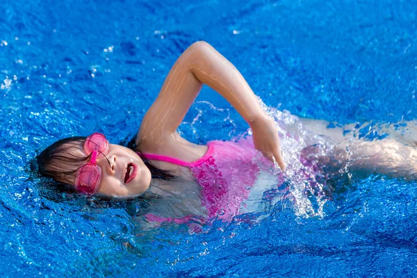 Child Swimming in Pool — Stock Photo, Image