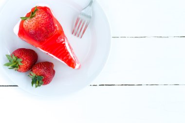 beyaz zemin üzerine Çilekli pasta