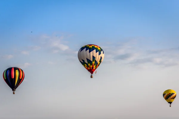 Hot Air Balloon in the blue Sky in flight at festival in Wisconsin — Stockfoto