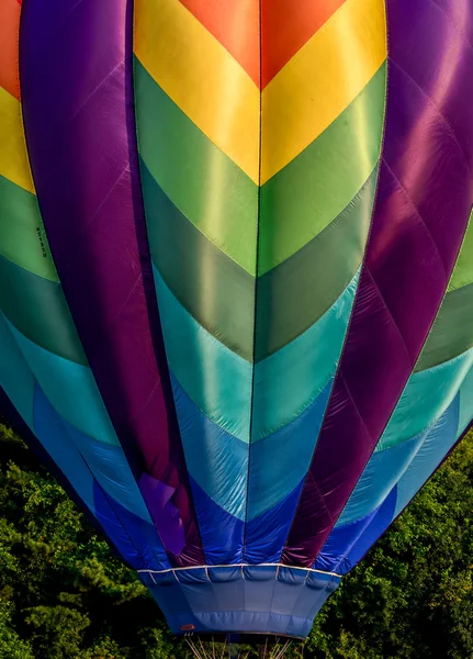 Nahaufnahme von buntem Chevron-Muster Heißluftballon — Stockfoto