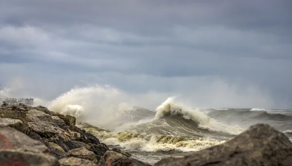 Large Waves crashing against rocky shoreline — Stock Photo, Image