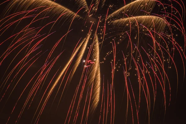 Feuerwerk unter schwarzem Himmel am 4. Juli — Stockfoto