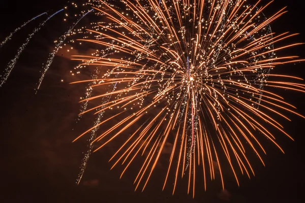 Feuerwerk unter schwarzem Himmel am 4. Juli — Stockfoto