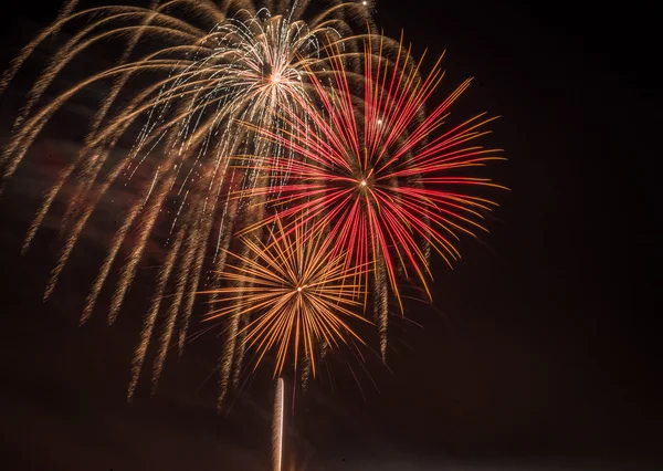Feuerwerk unter schwarzem Himmel am 4. Juli — Stockfoto