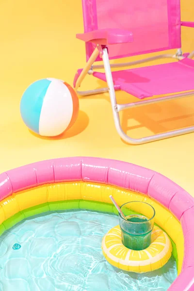 Paddling Pool Lemond Shape Inflatable Cocktail Ним Мяч Розовый Стул — стоковое фото