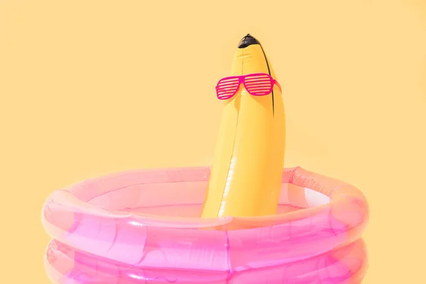 Дитячий Басейн Банановою Формою Надувного Банана Сонцезахисними Окулярами Жовтому Фоні — стокове фото