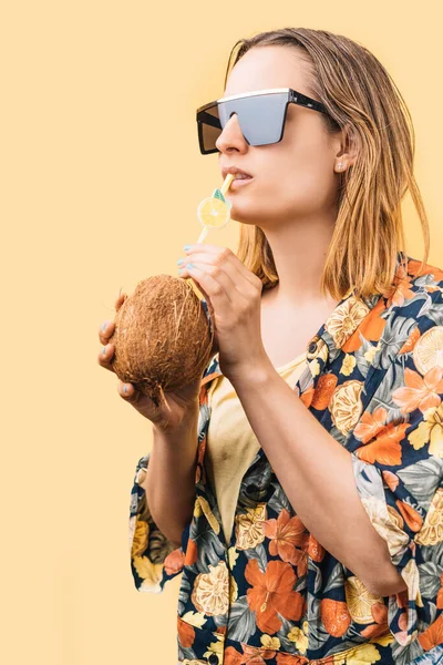 Молодая Женщина Цветущей Рубашке Больших Солнцезащитных Очках Пьет Кокосовый Коктейль — стоковое фото