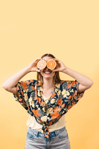 Счастливая Молодая Женщина Цветущей Рубашке Оранжевыми Половинками Закрывающими Глаза Жёлтом — стоковое фото