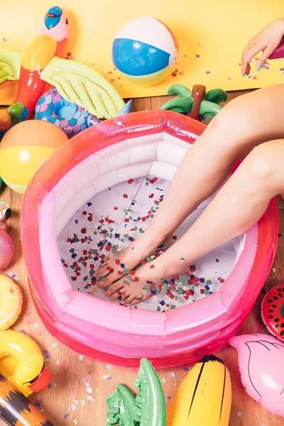 Benen Van Een Onbekende Vrouw Een Kinderbad Met Veel Opblaasbare — Stockfoto