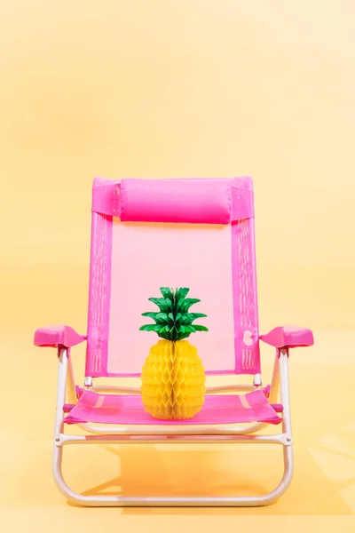 Рожевий Пляжний Стілець Переднім Паперовим Ананасом Жовтому Тлі Вертикальне Зображення — стокове фото