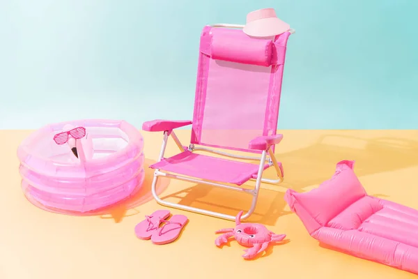 Ein Rosa Strandkorb Mit Rosa Flip Flops Ein Rosa Visier — Stockfoto