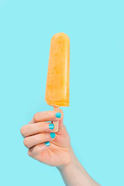 Persona Desconocida Sosteniendo Helado Naranja Con Fondo Azul Imagen Vertical —  Fotos de Stock