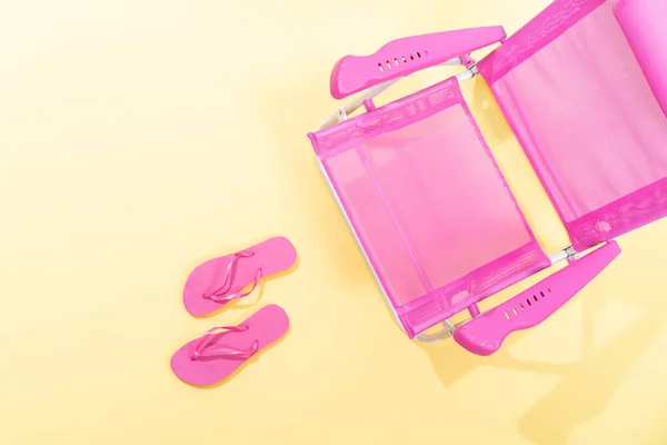Draufsicht Auf Einen Rosafarbenen Strandkorb Mit Rosafarbenen Flip Flops Auf — Stockfoto