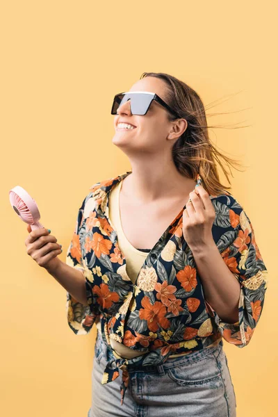 Улыбается Молодая Женщина Цветущей Рубашке Больших Солнцезащитных Очках Электрическим Вентилятором — стоковое фото