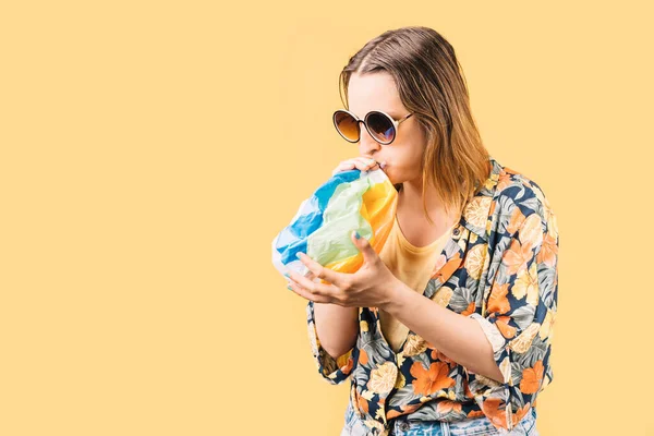 Молодая Женщина Цветущей Рубашке Больших Очках Взрывает Пляжный Мяч Желтом — стоковое фото