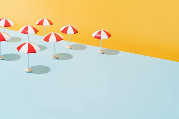 Sonnenschirm Für Den Strand Rot Und Weiß Auf Blauem Hintergrund — Stockfoto