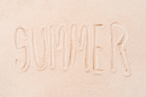 Das Wort Sommer Das Mit Dem Finger Auf Einem Sandstrand — Stockfoto
