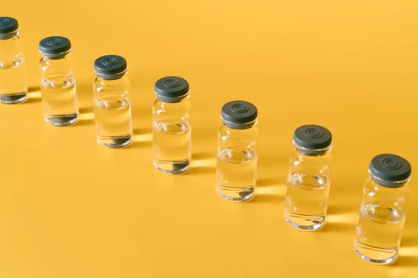 Frascos Para Injetáveis Com Líquido Sobre Fundo Amarelo Conceito Medicina — Fotografia de Stock