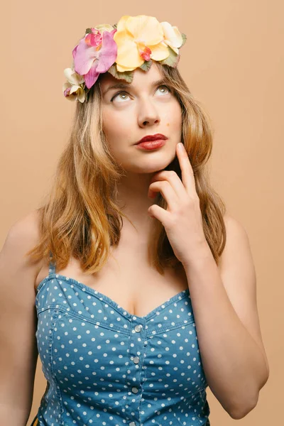 Портрет Молодой Блондинки Цветочным Повязкой Растениями Голове Смотрящими Вверх Джинсовой — стоковое фото