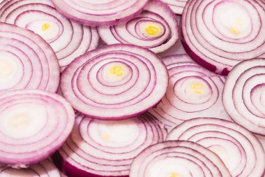 Dilimlenmiş kırmızı soğan halkalarının üst görüntüsü. yiyecek