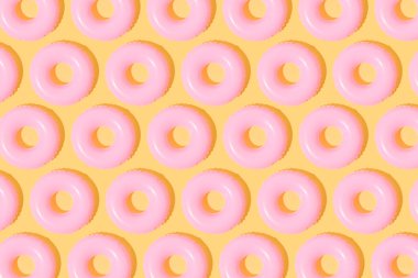 Sarı arka planda pembe şamandıraların üst görünümü. Yaz kavramı. 3d illüstrasyon