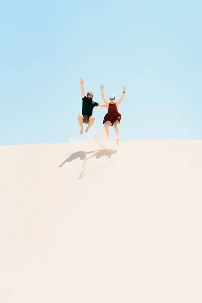 Junge Männer Und Frauen Springen Den Sanddünen Konzept Von Urlaub — Stockfoto