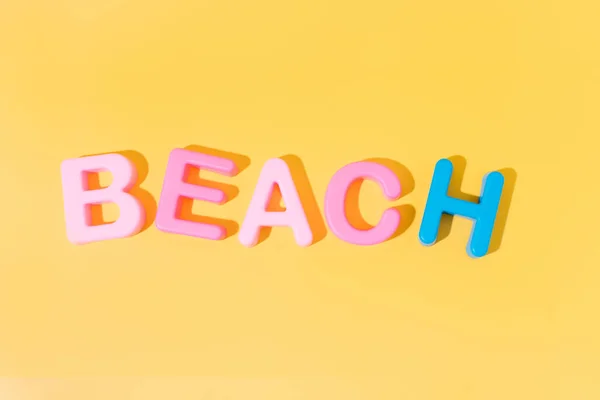 Word Beach Färger Gul Bakgrund Kopiera Utrymme Sommarkoncept — Stockfoto