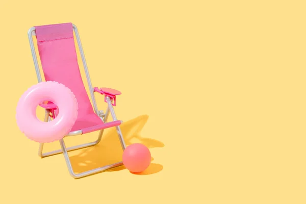 Ein Pinkfarbener Strandkorb Mit Einem Rosa Schwimmer Und Einem Ball — Stockfoto
