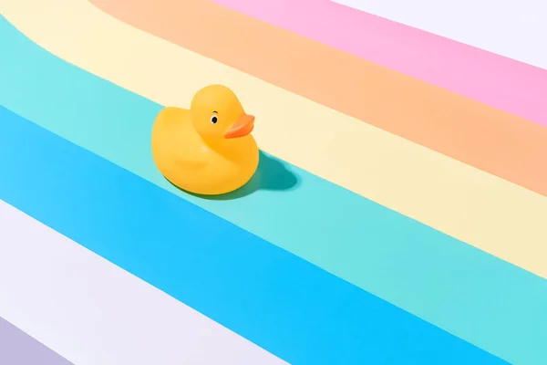 彩色背景上的橡胶鸭 旅行和夏天的概念 说明3D 复制空间 — 图库照片