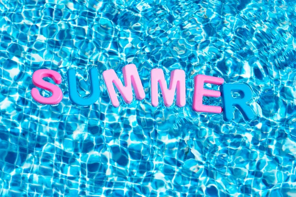 Λέξη Καλοκαίρι Χρώματα Επιπλέουν Πάνω Από Μια Πισίνα Αντίγραφο Χώρου — Φωτογραφία Αρχείου