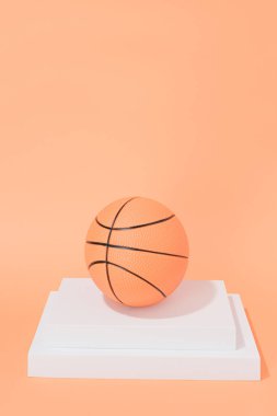 Turuncu arka planda yapılar üzerine basketbol. spor ve rekabet. Kopyalama alanı.