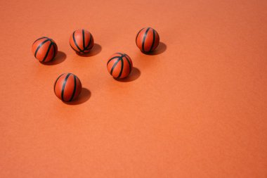 Kırmızı arka planda çeşitli basketbol topları. spor ve rekabet. Kopyalama alanı.