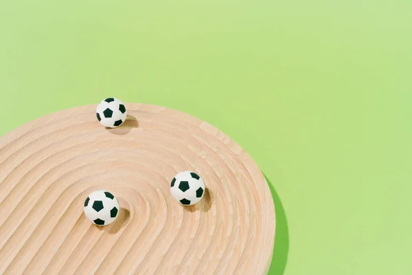Fußbälle Auf Einem Holz Auf Grünem Hintergrund Fußball Und Sportkonzept — Stockfoto
