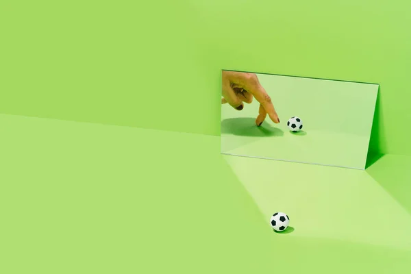 Ruka Neznámé Ženy Hrající Fotbalovým Míčem Zeleném Pozadí Zrcadlem Fotbalový — Stock fotografie