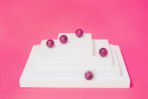 Verschiedene Rosa Basketbälle Auf Verschiedenen Strukturen Auf Rosa Hintergrund Sport — Stockfoto
