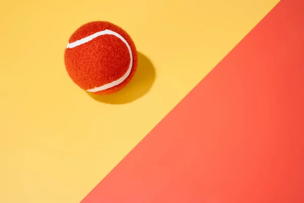 Ein Orangefarbener Tennisball Auf Gelb Orangefarbenem Hintergrund — Stockfoto