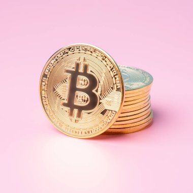 Pembe arka planda altın bitcoin 'ler. kripto para birimi ve para.