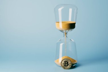 Altın Bitcoin kum saatinin önünde. Şifreli para, para ve zaman