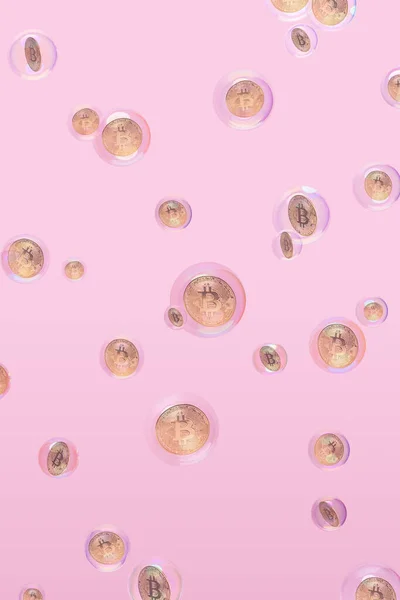 Різні Золоті Біткойни Плавають Всередині Мильних Бульбашок Рожевому Тлі Криптовалюта — стокове фото