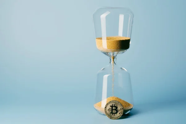 Bitcoin Ouro Frente Uma Ampulheta Criptomoeda Dinheiro Tempo Imagem De Stock