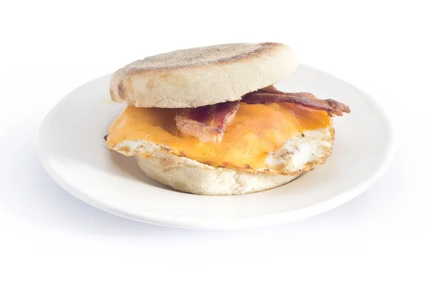 Uova di pancetta formaggio inglese muffin colazione sandwich — Foto Stock