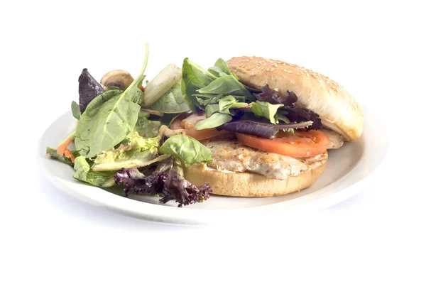 Chicken Burger mit Beilagensalat — Stockfoto