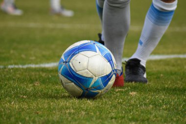 Amatör bir futbol maçında topa vurup koşan oyuncular. Özellikle kıdemli oyuncular