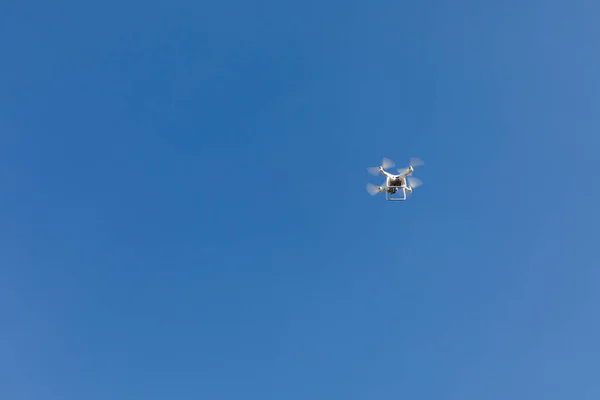 Helikopter Kamerą Tle Błękitnego Nieba Chmurami — Zdjęcie stockowe