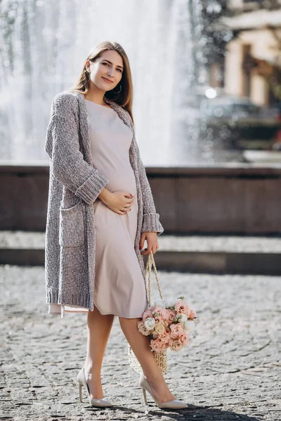 Mooie Zwangere Vrouw Met Bloemen Die Straat Lopen Mooi Blond — Stockfoto
