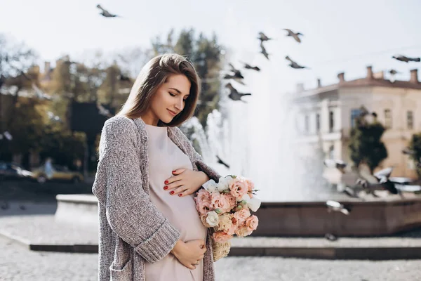 通りを歩く花のきれいな妊婦さん 茶色の目をした美しいブロンドの女の子 プロの化粧品 秋の通り — ストック写真
