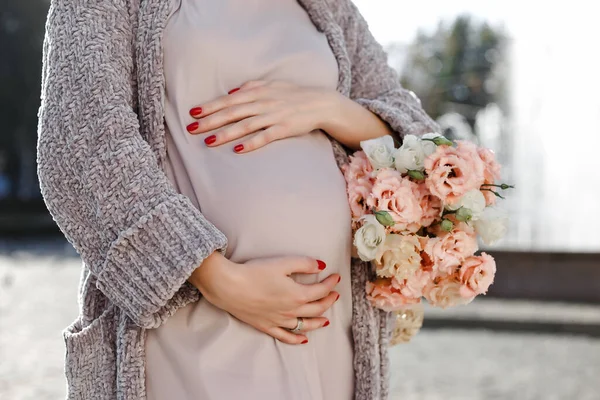 Mooie Zwangere Vrouw Met Bloemen Die Straat Lopen Mooi Blond — Stockfoto