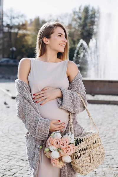 Hübsche Schwangere Frau Mit Blumen Auf Der Straße Schöne Blonde — Stockfoto