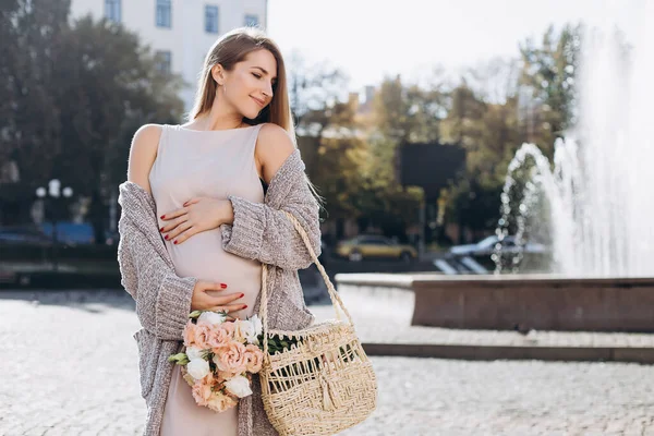 Mooie Zwangere Vrouw Met Bloemen Die Straat Lopen Mooi Blond — Stockfoto